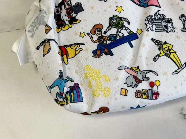 どこの店舗の店内装飾なのか、一つひとつじっくり見たくなります！【Disney Store（ディズニー ストア）30周年限定特別柄 がま口ポーチ】