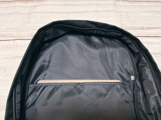 内側にはPCを入れるのにぴったりなポケット付き