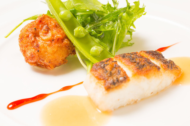 真鯛のポワレ グレープフルーツソース 桜海老を纏ったジャガイモのクロケットと共に