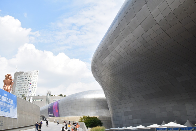 ハローapM（ファッションビル）寄りのDDPミュージアムから北方向を望む。奥に見えるのがDDPアートホール