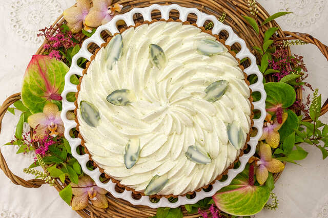 【キル フェ ボン「静岡県菊川産 2025年 深蒸し菊川新茶のタルト」】ホールサイズ（25cm）は8,964円、2025年6月1日（月）～7月31日（木）の販売予定