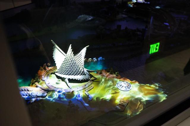 ザンダー星の模型 一部だけがライトアップされ博物館の展示のよう