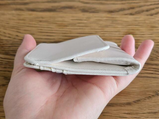 【3COINS　極薄ミニウォレット】中身を入れた状態だと、厚さは約2.5〜3cm。これならポケットや小さいバッグに入れてもかさばりません！