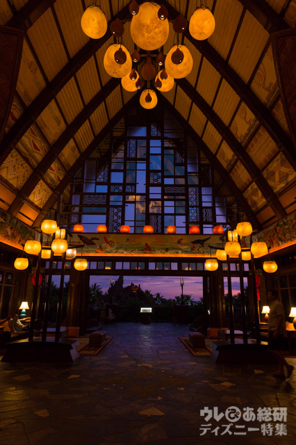 ロビー「マカアラ」からの夕景｜アウラニ・ディズニー・リゾート & スパ コオリナ・ハワイ