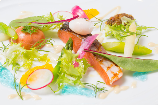 桜鱒のマリネとタイム香るトマトのババロア仕立て 　グラブラックスソース