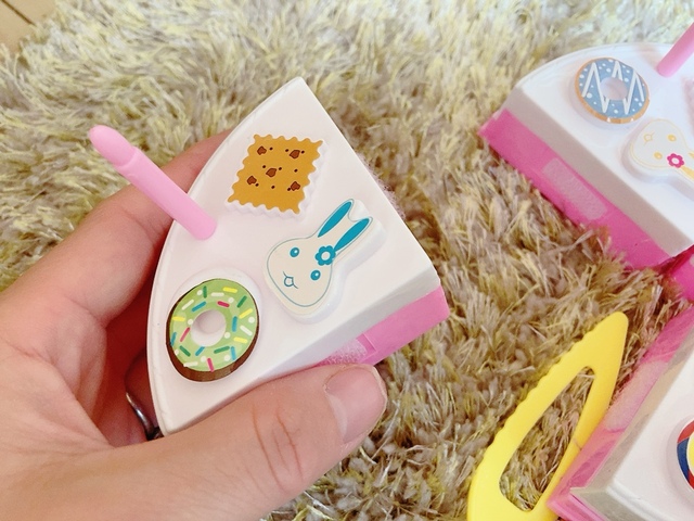 【セリア たべちゃお！ホールケーキ】ケーキにはウサギやクッキー、ドーナツの模様が描かれています