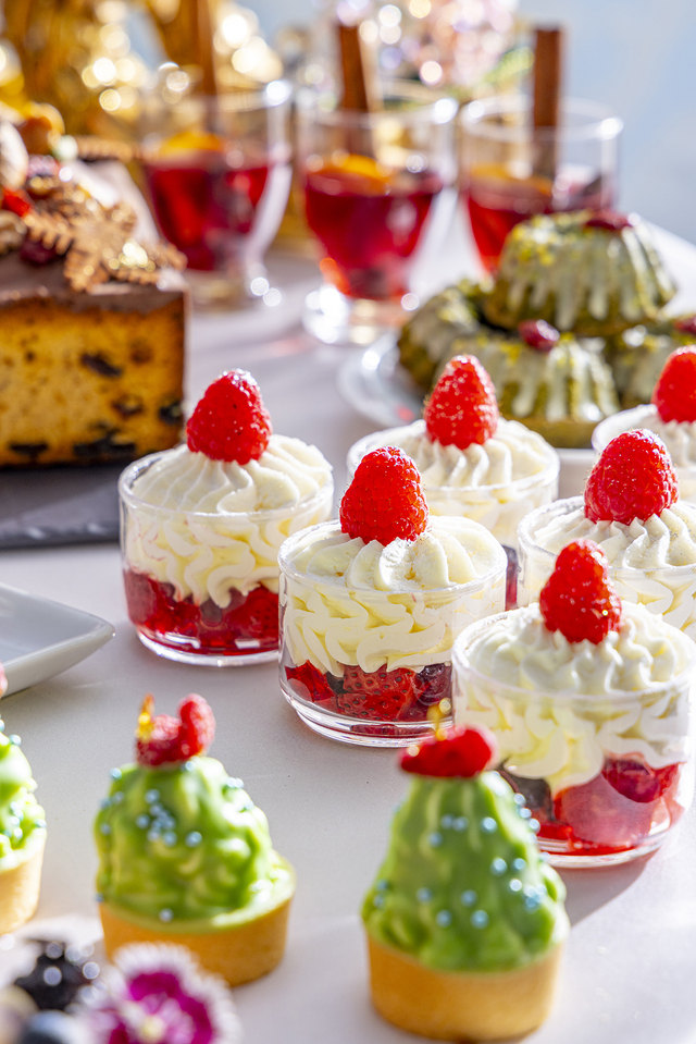 「King&Queenのクリスマス」<期間:2025年11月14日〜12月26日>【【ヒルトン東京】20種類以上の“豪華クリスマススイーツ”をロイヤル気分で楽しむ『King&Queenのクリスマス スイーツビュッフェ』】