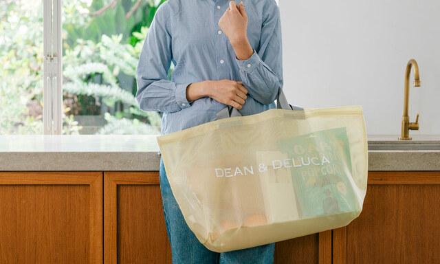 BIGサイズは肩から掛けられるロングハンドルと、さっと持てるショートハンドルのダブルハンドル【DEAN & DELUCA「メッシュトートバッグ」】
