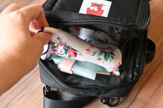 【『SNOOPY JOE COOL めっちゃ整う！オールインショルダーバッグ BOOK』（宝島社）】3層構造なので、上手に整理整頓ができそう