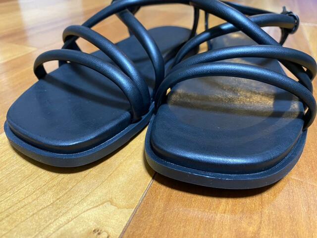 【UNIQLO ナローストラップサンダル】底の部分には厚みあり