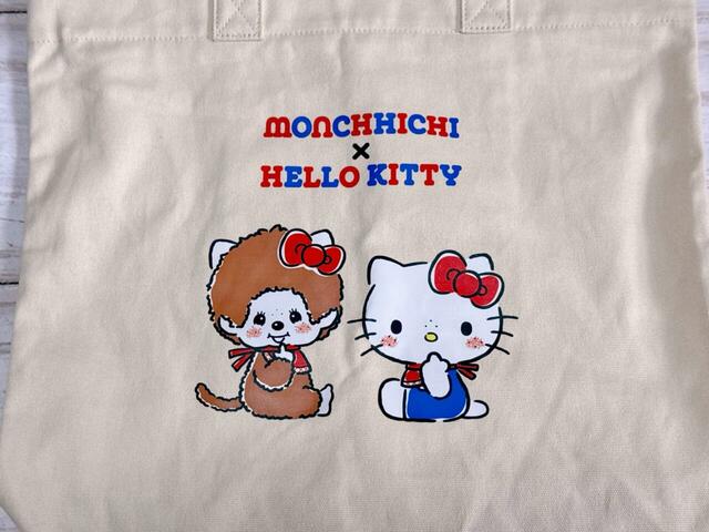フロントには、モンチッチとキティちゃんのアートプリント入り