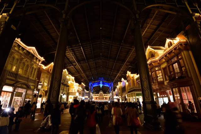 帰り際も映画の世界観に浸りながら… ©Disney