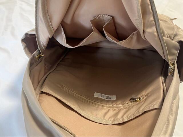 【ROPE’ PICNIC リサイクルポリエステルツイルリュック】A5サイズが縦にすっぽり入る小さめのポケットが2つ、A5サイズが横に入るファスナー付きポケットが1つ。そして背面に13インチのノートPCが入る大きいポケットが1つあります