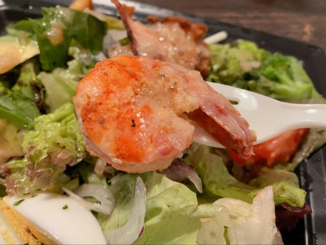 【ロイヤルホスト　食いしんぼうのシェフサラダ】大きくてプリプリのエビ！