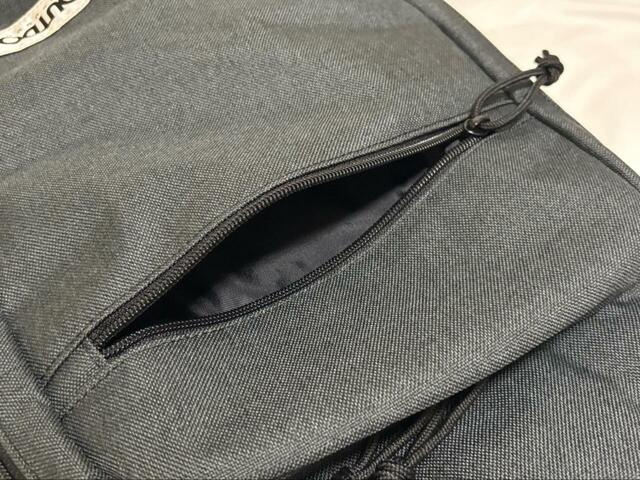 【アウトドアプロダクツ リュック ヘザーテクス】リュックの表面にある斜めファスナーのポケットは、マチがないスリムな形です