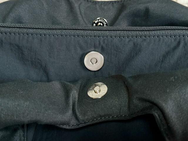 前面・背面の収納スペースともにマグネットボタン付き