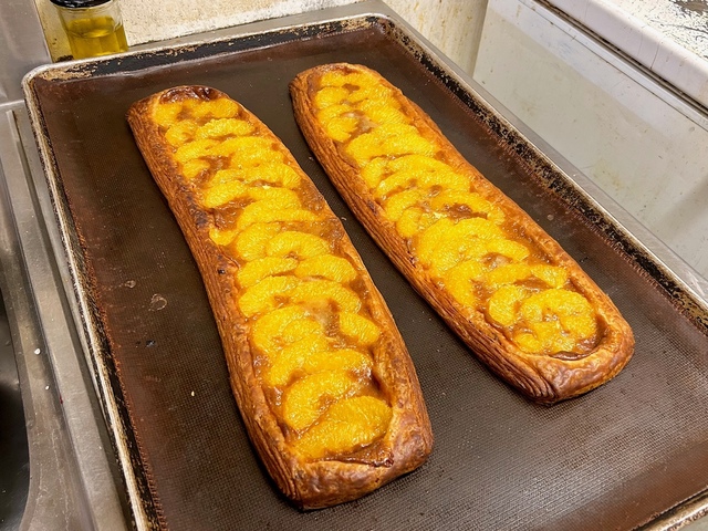 【カタネカフェ】智子さんが切ったオレンジを使ったデニッシュ、オランジュが焼き上がってきました