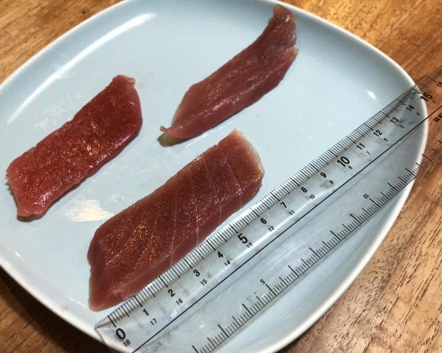 手前のはま寿司の赤身が最も大きいことがわかります