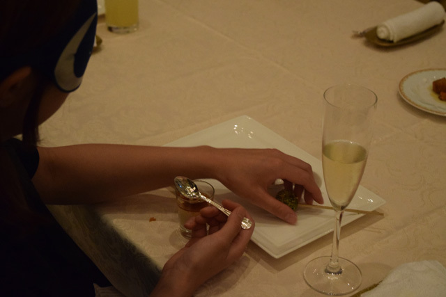 目隠しディナーには素手で料理を触ることも大事