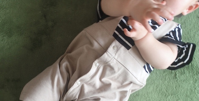 【GU baby セパオール】袖のフリルがかわいい