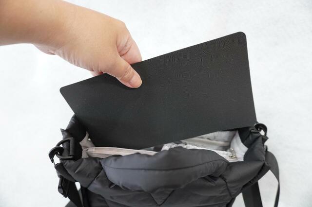 バッグのシルエットをキープできる底板付き