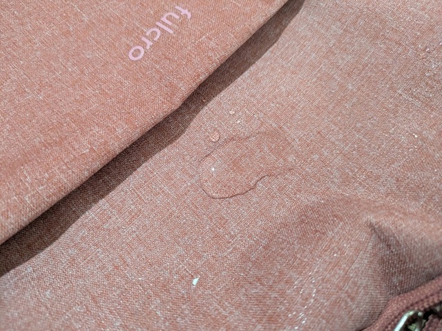 【ワークマン×フルクロ　たためて自立する撥水デイリュック】リュックの外側と内側は撥水加工が施されています。雨の日でも安心◎