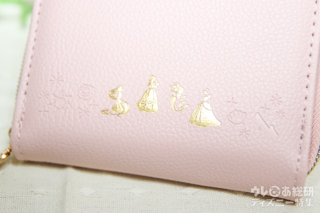 【Disney PRINCESS WALLET BOOK】よく見ると、それぞれのプリンセスのモチーフの型押しもされている！