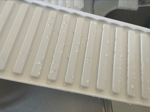 【tower（山崎実業）トレー付きジャグボトル＆グラススタンド 2段】凹凸になっていて水はけが良い