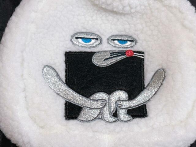 お顔は刺繍で表現されていて、さらにお腹の海苔部分はフェルト調のアップリケ仕様!