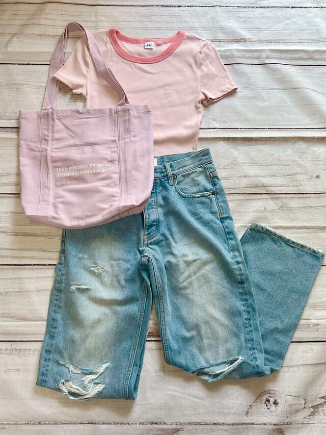 トレンドのY2Kファッションに合わせても◎【ZARA（ザラ）】ウォールペーパー テキスト トートバッグ：1,690円（税込）