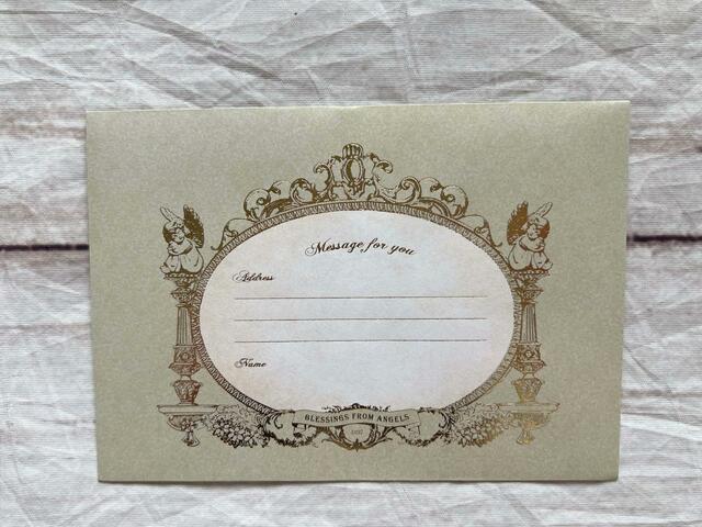 蓋を折り曲げるとこんな感じに。舞踏会の招待状が入っているのかと思うほど美しいです!