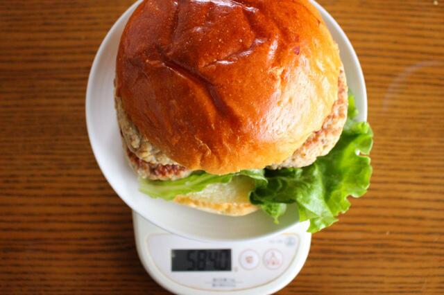 ロピア「モンスターバーガー」　重さを計ってみると584グラム！（お皿の重さは引いています）直径は14cmほどでした