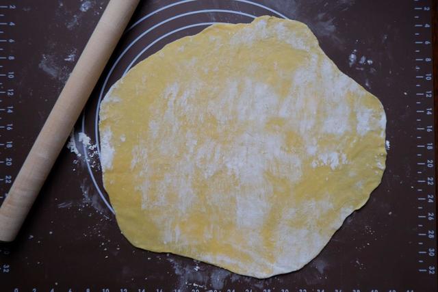 【生地からつくる 手打ちパスタ】めん棒で生地を伸ばします