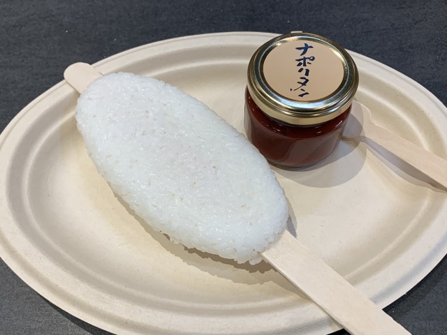 瓶に入ったナポリタンソースのラベルは鈴木敏夫氏が書いたものを使用