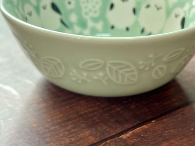 外側にも葉っぱの柄が♪細かいところまで凝っていて高級感抜群！