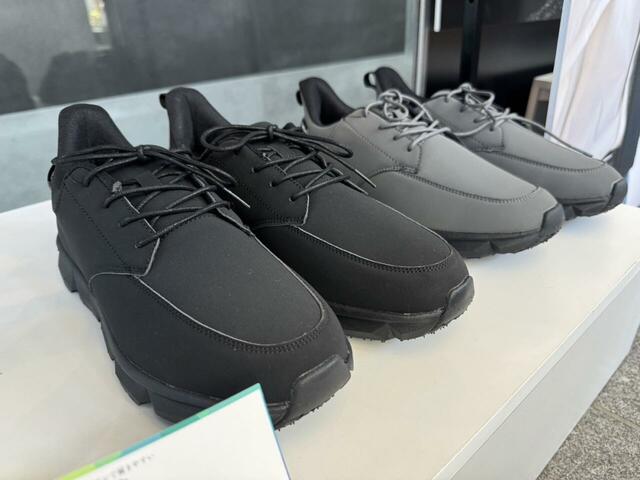 【ワークマン／ステップインアーバン】かかと部分が少し長めに設計されていて、スムーズに足が入る仕様。手を使わず履けます！