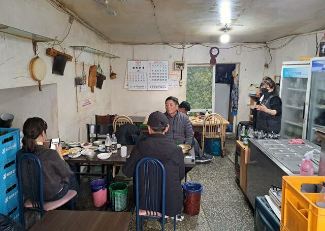 【美食と美酒の都、全州特集 vol.3】西部市場近くの酒場は、建物は古かったが、店内にはキムチやナムルを保存する冷蔵庫が備えられていた