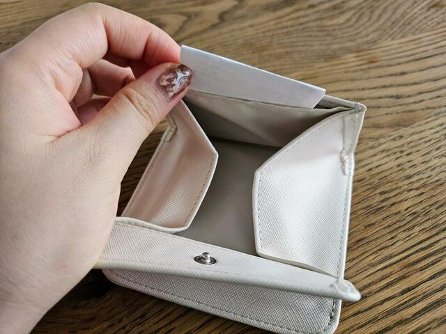 【3COINS　極薄ミニウォレット】小銭入れの中にはさらに内ポケットも。レシートや鍵などが入って便利！