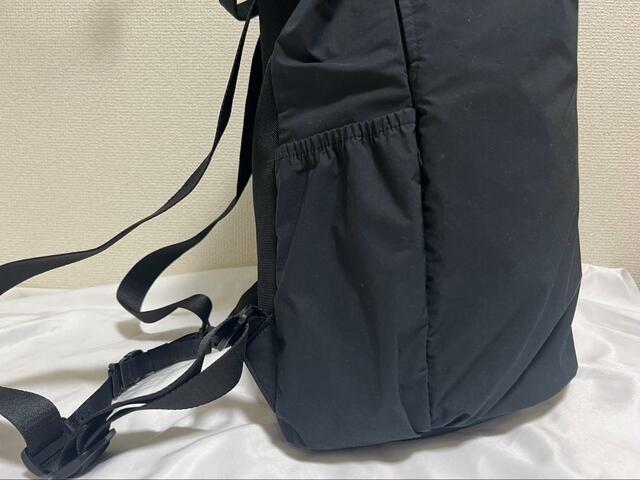 【ユニクロ　ドローストリングバックパック】両サイドにもポケット付き。水筒や折りたたみ傘を収納可能