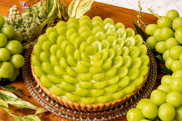 【キル フェ ボン】「シャインマスカットのタルト」1ピース ￥1,296、ホール（25cm）￥12,960　※小サイズのホールケーキ取り扱い有／販売期間：9/1～10/31まで販売予定、販売店舗：全店