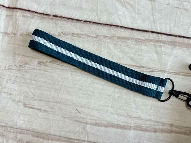 持ち手は濃いくすみブルーにホワイトのライン入り。取り外し可能なのもうれしいポイント！