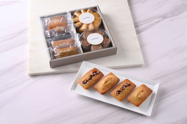 【銀座三越「ルノートル」】上:焼菓子詰合せ 3,780円（マドレーヌ ナチュール×2個、マドレーヌ ショコラ×1個、フィナンシェ ナチュール×1個、フィナンシェ ピスターシュ×1個、サブレシトロン×1個、ディアマンショコラ×1個/日本製）下:焼きたてフィナンシェ詰合せ 1,806円（〈焼きたて〉フィナンシェ ナチュール×3個、〈焼きたて〉季節のフィナンシェ×2個/日本製 ）