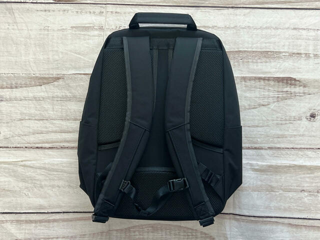 背面には心地良く背負える秘密が盛りだくさん！