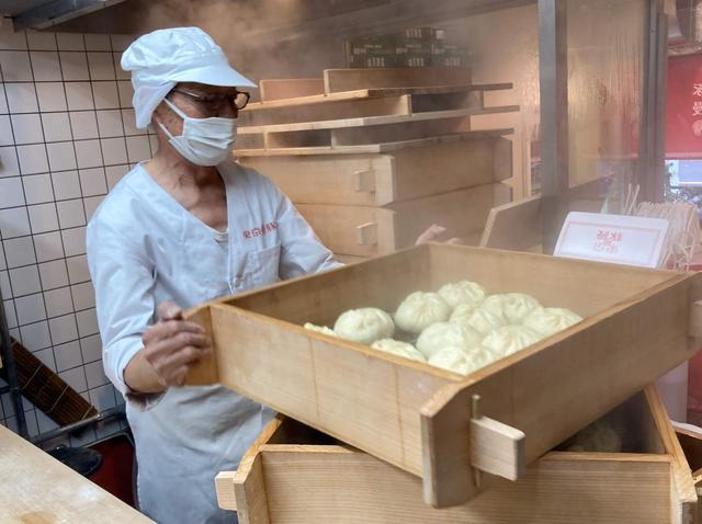 蒸した豚饅を冷ました後、箱に詰める／東京豚饅