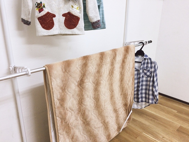 【カインズ つっぱり室内2段竿受け ＴＭＨ－62】突っ張り式なので床のスペースを取らない