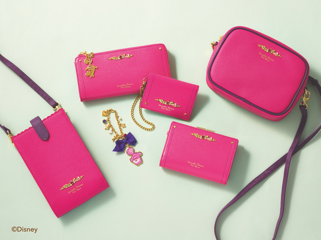 【チェシャ猫デザイン シリーズ】ジップ長財布 ￥22,000／口金折財布 ￥18,700／パスケース ￥14,300／ショルダーバッグ ￥13,200／スマホショルダー ￥11,000