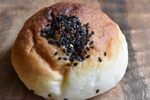 ゴマが香ばしいフワフワあんぱん