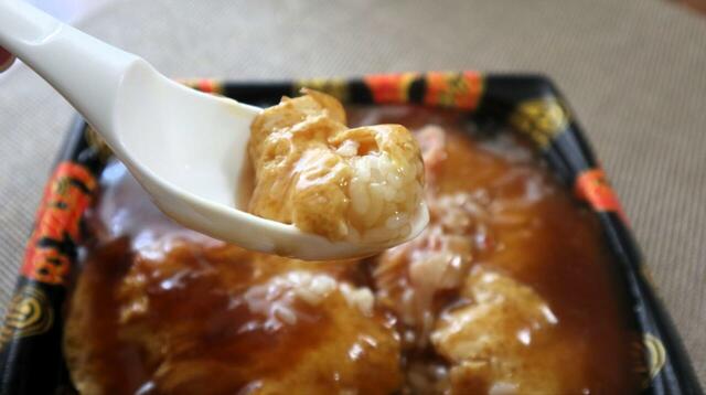 【トライアル  餡たっぷり天津飯】ふっくらご飯にコクの強い卵あんがとろりとよくからんで、次のひと口がすぐに食べたくなります！