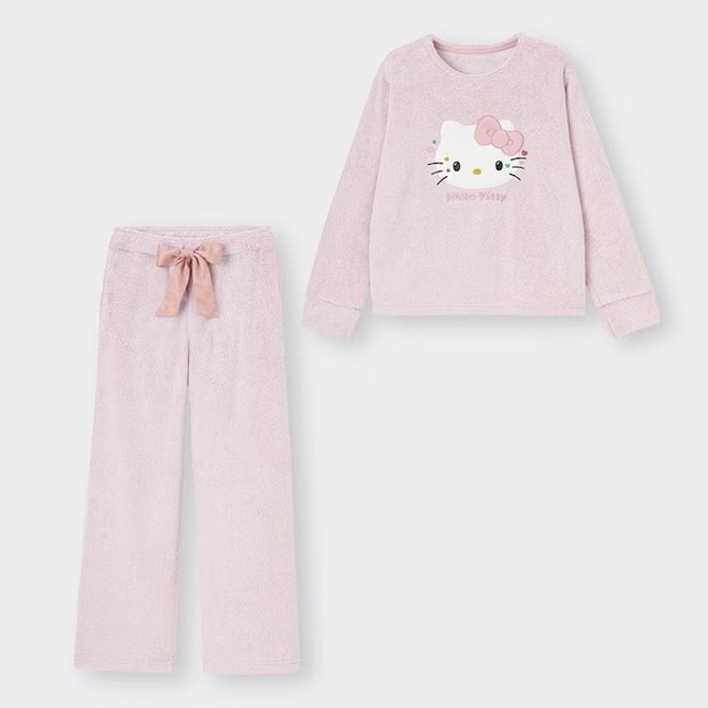 マシュマロフィールラウンジセット(長袖) 2,490円｜GU「ハローキティ」50周年コレクション