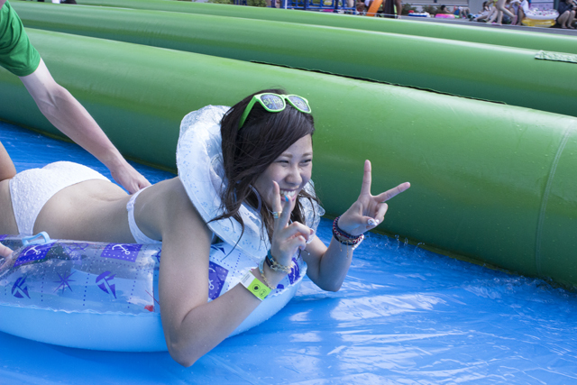 スライドザシティーに参加した水着美女たち